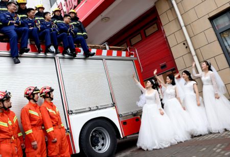 (miniature) Des pompiers et leurs épouses posent lors de leur cérémonie de mariage de groupe à Shanghai