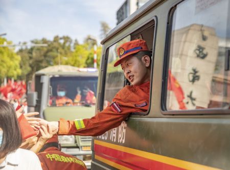 (miniature) Un pompier de la province du Yunnan dit au revoir aux habitants de l'arrondissement de Beibei