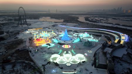 (miniature) Photo aérienne prise le 23 décembre 2021 du chantier d'Harbin Ice-Snow World