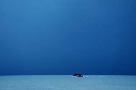 (miniature) Un bateau de pêche en mer au large de la plage de Jintan à Dongxing