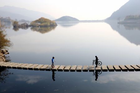(miniature) Des touristes sur le lac Tangwang
