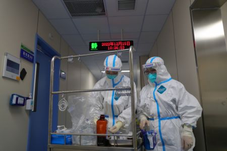 (miniature) Des travailleurs médicaux dans une clinique de traitement de la fièvre à l'hôpital Shengjing de l'Université médicale de Chine