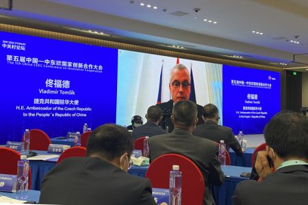 (miniature) L'ambassadeur de la République tchèque en Chine Vladimir Tomsik (à l'écran) prononce un discours par liaison vidéo lors de la cinquième Conférence sur la coopération en matière d'innovation Chine-PECO qui s'est tenue en marge du Forum Zhongguancun 2021 (Forum ZGC) à Beijing
