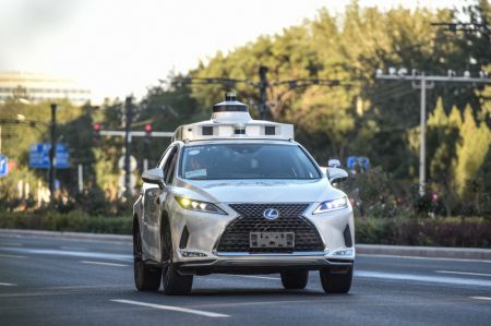 (miniature) Un véhicule autonome dans un test sans pilote sur une route à Yizhuang de Beijing