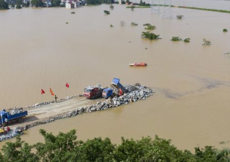 (miniature) Photo aérienne montrant le chantier d'une digue brisée au bourg de Poyang dans le district de Poyang