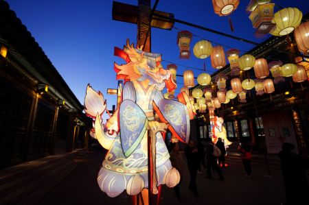 (miniature) Des gens visitent un spectacle de lanternes dans le site pittoresque de l'ancien district de Taiyuan
