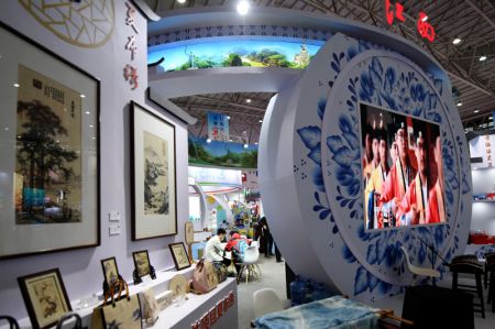(miniature) Des gens visitent l'Exposition de la culture et du tourisme de la Chine (Wuhan) à Wuhan