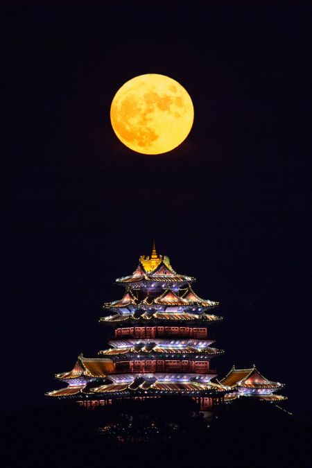 (miniature) Une pleine lune au-dessus de la tour de Yuejiang à Nanjing
