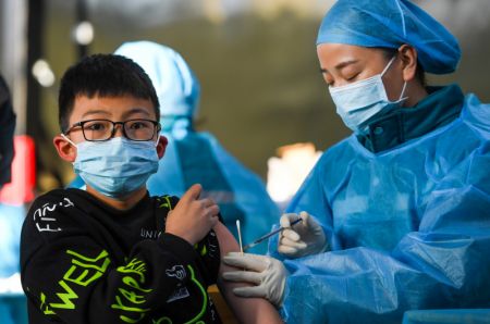 (miniature) Un garçon reçoit une dose de vaccin de COVID-19 dans une école à Hohhot