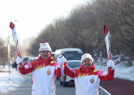 (miniature) Huo Haifeng (à gauche) et Fu Qiang lors du relais de la flamme olympique