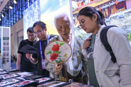 (miniature) Des visiteurs choisissent des produits lors de la 7e Exposition Chine-Asie du Sud à Kunming