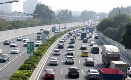 (miniature) Des véhicules sur une autoroute encombrée autour de Guangzhou