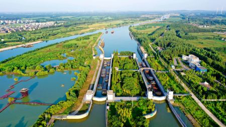 (miniature) Photo aérienne prise le 9 août 2023 de la section de Zaozhuang du Grand Canal Beijing-Hangzhou