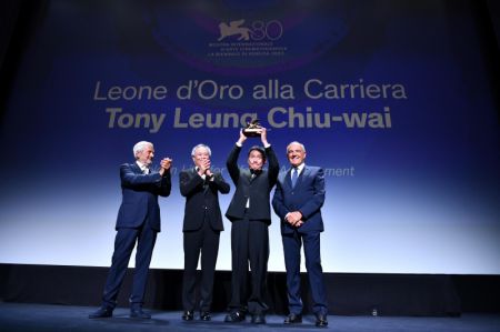(miniature) L'acteur Tony Leung Chiu-Wai (2e à droite) de Hong Kong