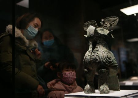 (miniature) Des gens visitent le musée du Henan lors des jours fériés du Nouvel An