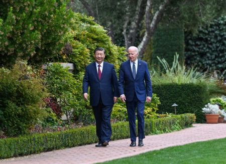 (miniature) Le président chinois Xi Jinping et son homologue américain Joe Biden se promènent après leur entretien au domaine Filoli