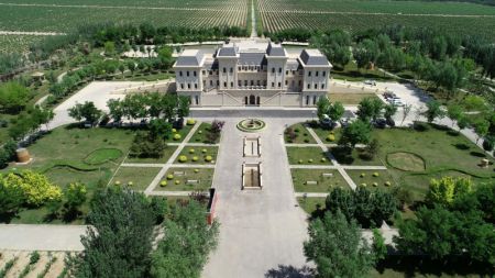 (miniature) Photo aérienne prise le 8 juin 2023 montrant le château Mihope