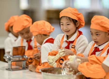 (miniature) Des élèves apprennent à faire des nouilles en classe à l'école primaire de Chongguang à Chongqing