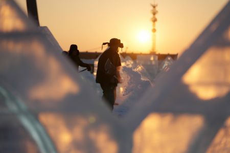 (miniature) Des ouvriers travaillent sur le chantier d'Harbin Ice-Snow World