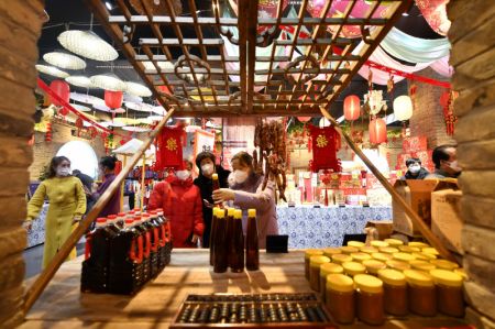 (miniature) Des clients font leurs achats lors d'une foire de la fête du printemps dans le district de Fengrun
