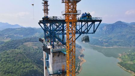 (miniature) Photo aérienne du site de construction du grand pont du lac Kaizhou de l'autoroute Weng'an-Kaiyang