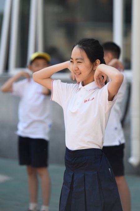(miniature) Des élèves s'échauffent avant le cours d'exercice physique à l'Ecole primaire de Beijing