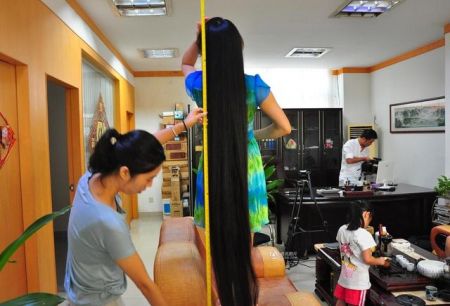 (miniature) Elle met aux enchères ses cheveux de 2m de long pour une oeuvre caritative