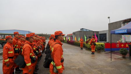 (miniature) Des secouristes se rendent sur le site du crash d'un avion dans le district de Tengxian de la région autonome Zhuang du Guangxi