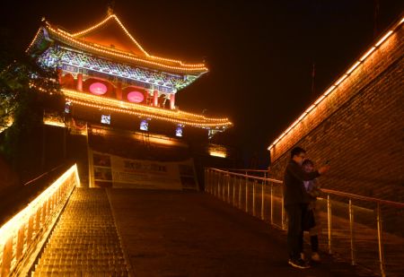 (miniature) Des touristes se prennent en selfie dans la zone de fortifications pittoresques de la ville de Kaifeng