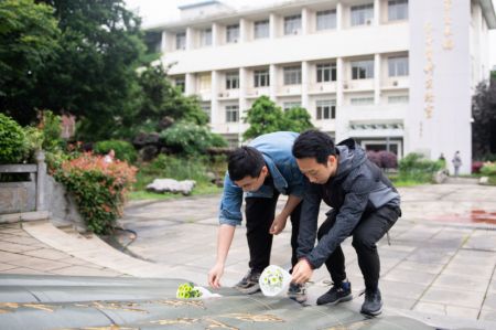 (miniature) Des étudiants de l'Université d'agriculture du Hunan font leurs adieux à Yuan Longping au Centre de recherche du riz hybride du Hunan
