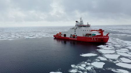 (miniature) Cette photo aérienne prise le 6 janvier 2024 montre le brise-glace de recherche chinois Xuelong 2 en train de mener une expédition scientifique en mer d'Amundsen