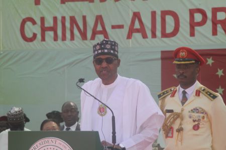 (miniature) Le président nigérian Muhammadu Buhari prononce un discours lors d'une cérémonie d'inauguration de la construction