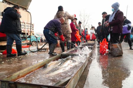 (miniature) Des gens achètent des fruits de mer dans une foire locale pour le prochain Nouvel An chinois dans le district de Linyi