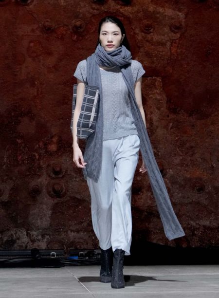(miniature) Un mannequin présente une création désignée par Fang Ying lors de la semaine de la mode de Beijing