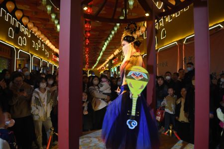 (miniature) Des visiteurs admirent un spectacle de danse dans un marché de nuit à Lanzhou