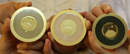 (miniature) Des médailles commémoratives en or et jade pour Shenzhou VII
