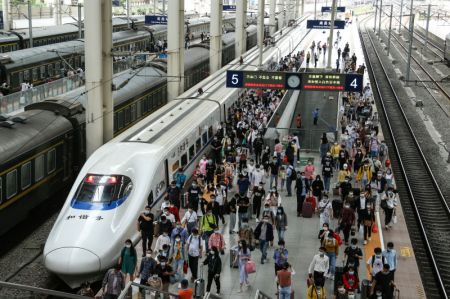 (miniature) Des passagers descendent du train à la gare de Nanchang