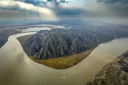 (miniature) Photo aérienne prise par un drone du grand canyon de Qingtongxia sur le fleuve Jaune