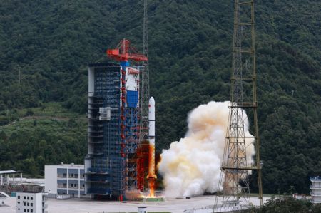 (miniature) Une fusée porteuse Longue Marche-2D transportant un groupe de satellites de télédétection décolle du Centre de lancement de satellites de Xichang