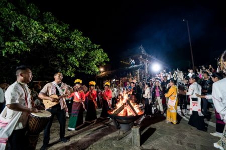(miniature) Des gens dansent dans un village traditionnel de la montagne Jingmai
