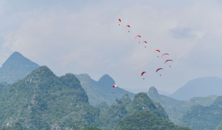 (miniature) Un spectacle de parapentes présenté lors de la cérémonie d'ouverture de la Conférence internationale du tourisme de montagne et des sports de plein air 2023