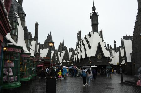 (miniature) Des gens visitent le site thématique Wizarding World of Harry Potter au parc Universal Beijing Resort