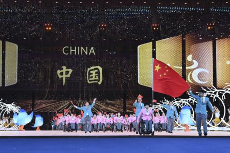 (miniature) La délégation chinoise entre dans le stade du Centre des sports olympiques de Hangzhou lors de la cérémonie d'ouverture des 4es Jeux paralympiques asiatiques