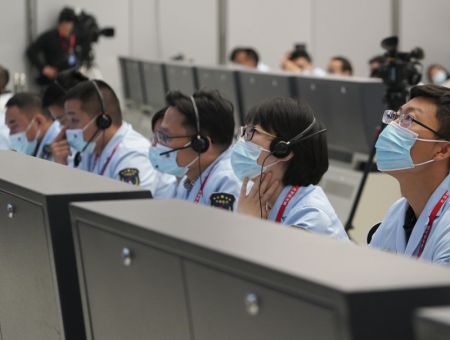 (miniature) Le personnel technique surveille l'amarrage du vaisseau spatial habité chinois Shenzhou-13 au port radial du module central de la station spatiale Tianhe