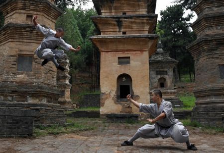 (miniature) Des moines Shaolin pratiquent les arts martiaux dans le temple Shaolin à Dengfeng
