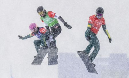 (miniature) L'Américaine Lindsey Jacobellis (au centre) lors des quarts de finale du snowboard cross par équipes mixtes des Jeux olympiques d'hiver de Beijing 2022 à Zhangjiakou
