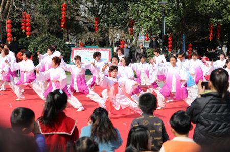 (miniature) Les habitants apprécient la performance de Taichi dans l'arrondissement de Wuxing de la ville de Huzhou de la province chinoise du Zhejiang (est)
