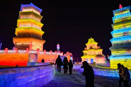 (miniature) Des touristes visitent le Nouveau Monde de glace et de neige de Changchun