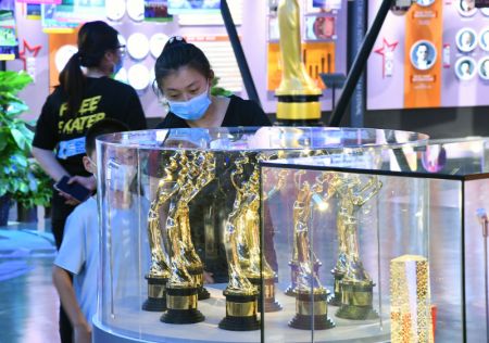 (miniature) Des gens visitent l'exposition rétrospective des réalisations du Festival international du film de Beijing (2011-2020) au Musée national du film de Chine