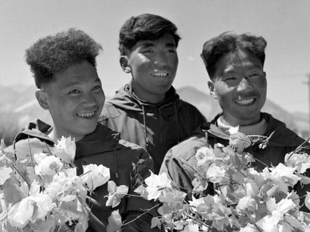 (miniature) Une photo prise le 7 juin 1960 montre les alpinistes chinois Gonpo (au centre)